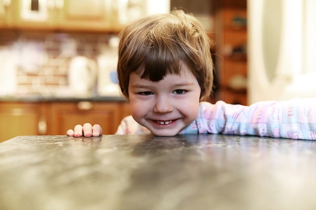 Petit enfant caucasien souriant et s'amuser fond blanc