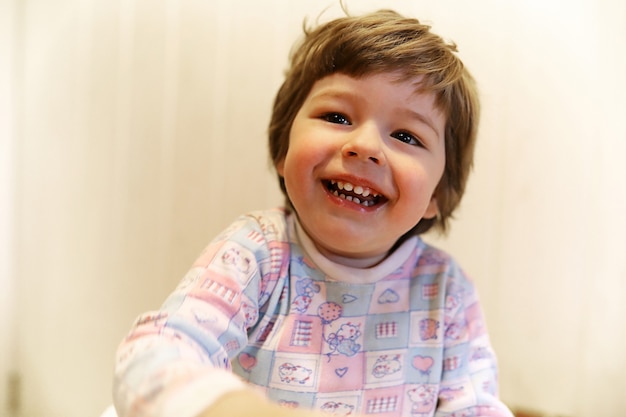 Petit enfant caucasien souriant et s'amuser fond blanc