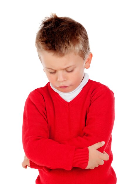 Petit enfant en colère avec un maillot rouge