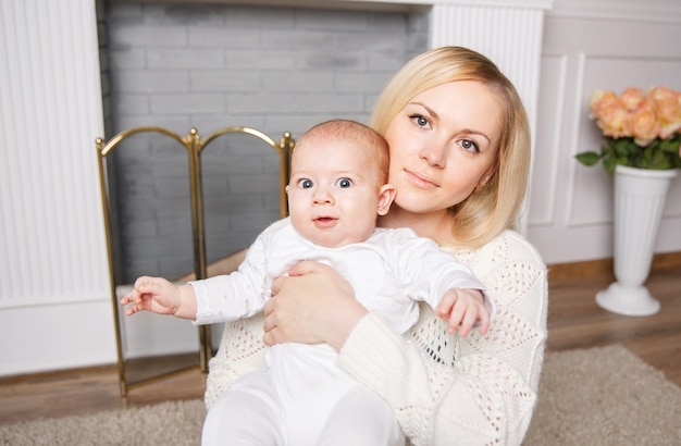 petit enfant dans les bras de maman. émotions humaines positives,