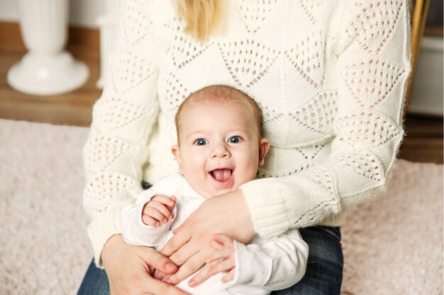 petit enfant dans les bras de maman.