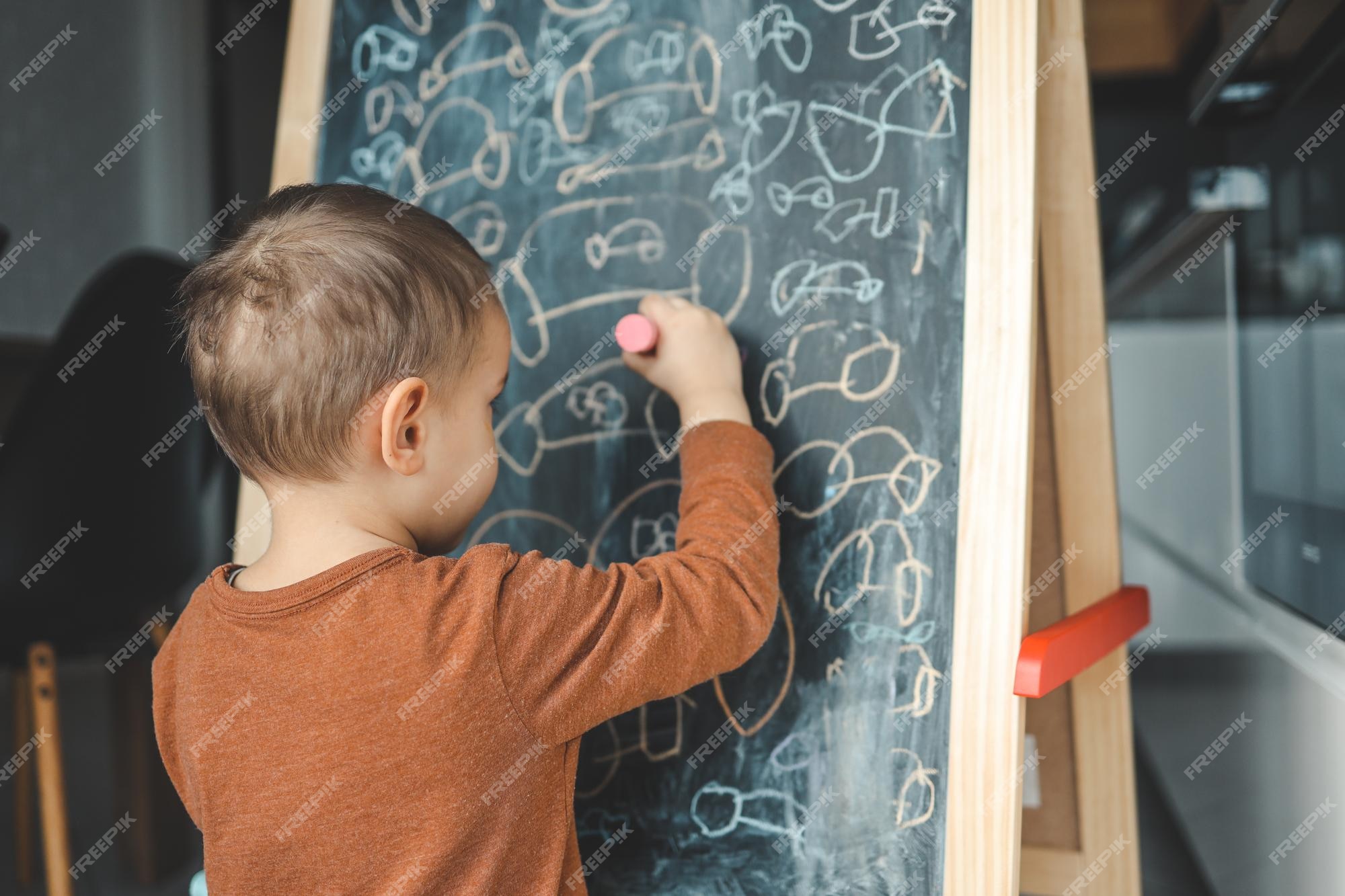 Un Petit Enfant Dessine Une Craie Sur Un Chevalet