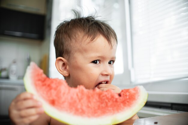 Petit enfant expressif posant