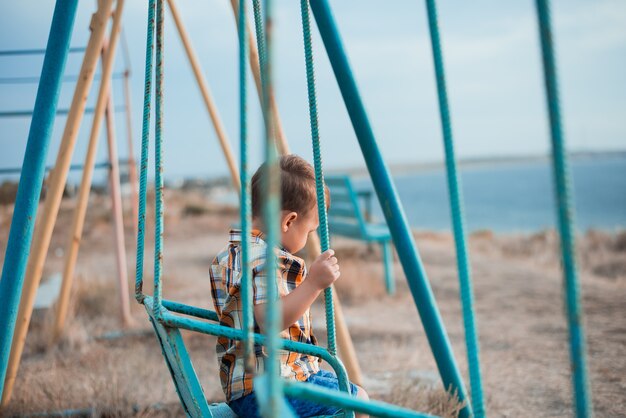 Petit enfant expressif posant