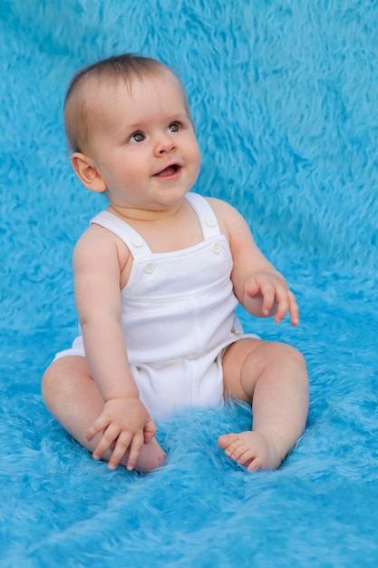 Un petit enfant sur fond bleu.