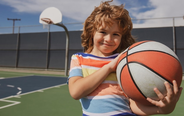 Petit enfant garçon jouant au basket-ball avec une école de basket-ball de style de vie pour enfants actifs