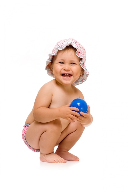 Petit enfant heureux dans sunhat avec ballon, isolé sur blanc