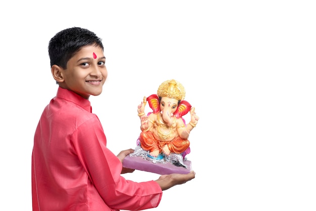 Un petit enfant indien célèbre la fête du seigneur ganesha