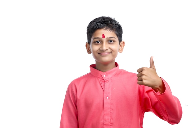 Petit enfant indien en tenue traditionnelle sur fond blanc.