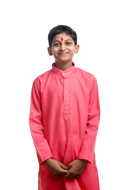 Petit enfant indien en tenue traditionnelle sur fond blanc.