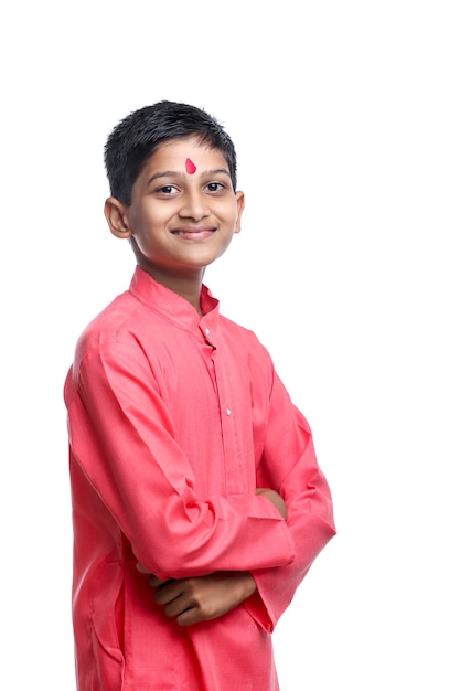 Petit enfant indien en tenue traditionnelle sur fond blanc.