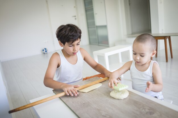 Petit enfant à l&#39;intérieur