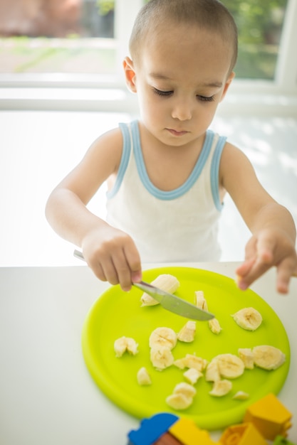 Petit enfant à l&#39;intérieur