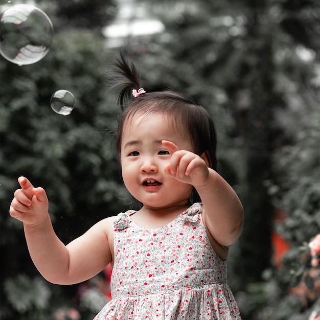 un petit enfant jouant avec des bulles