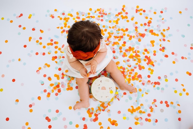 Photo petit enfant jouant avec des confettis