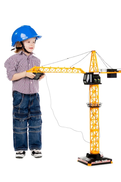 Petit enfant jouant constructeur, studio, fond blanc