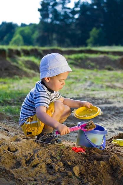 Petit enfant jouant avec du sable