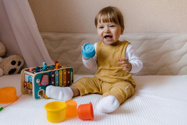 Petit enfant jouant avec jouet portrait heureux enfant joue