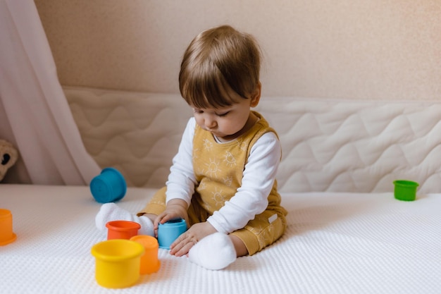 Petit enfant jouant avec des jouets beau bébé joue