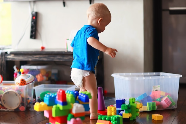 petit enfant jouant à la maison bébé heureux