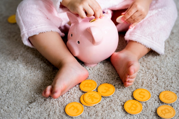 Petit Enfant Jouant Mettant Des Pièces De Monnaie Dans Sa Tirelire