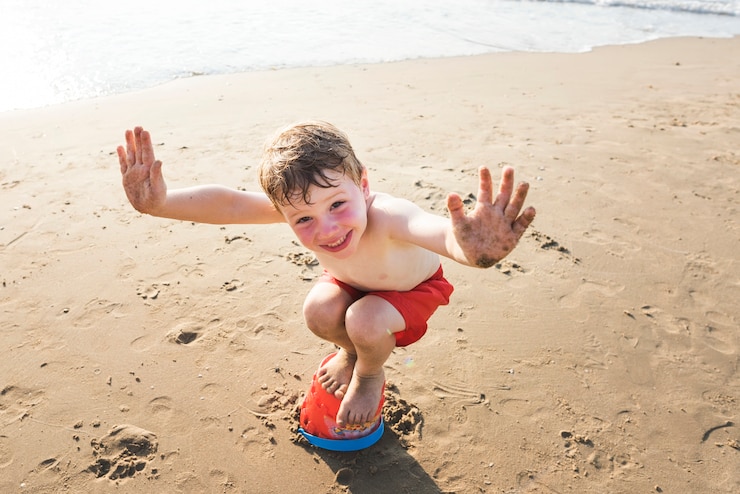 Photo petit enfant jouant à la plage