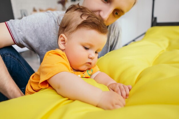 Petit enfant jouant avec son père