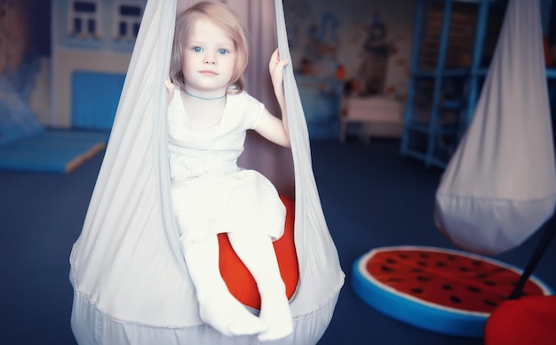 Photo un petit enfant joue avec des accessoires de jouetsxa