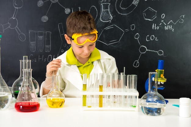 Petit enfant sur la leçon de chimie en laboratoire