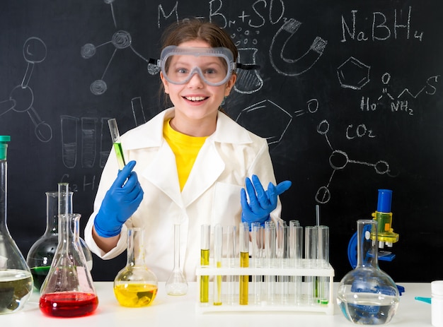 Petit enfant sur la leçon de chimie en laboratoire