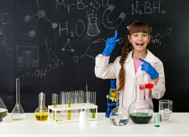 Petit enfant sur la leçon de chimie en laboratoire