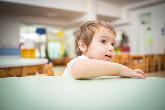 Petit enfant à la maison