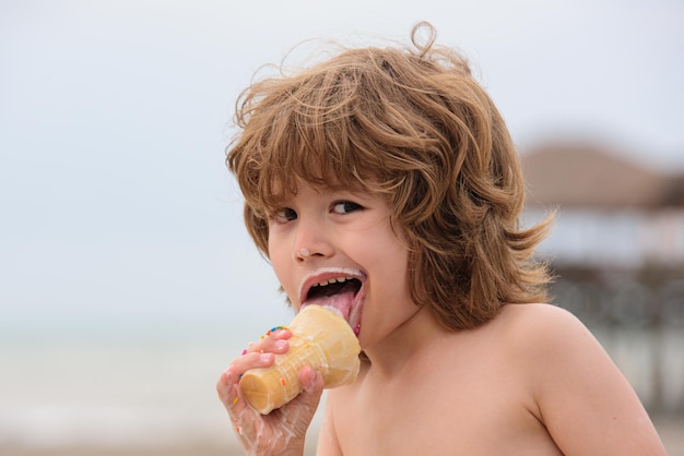 Petit enfant mangeant de la crème glacée Garçon mignon enfant mangeant une glace à l'extérieur