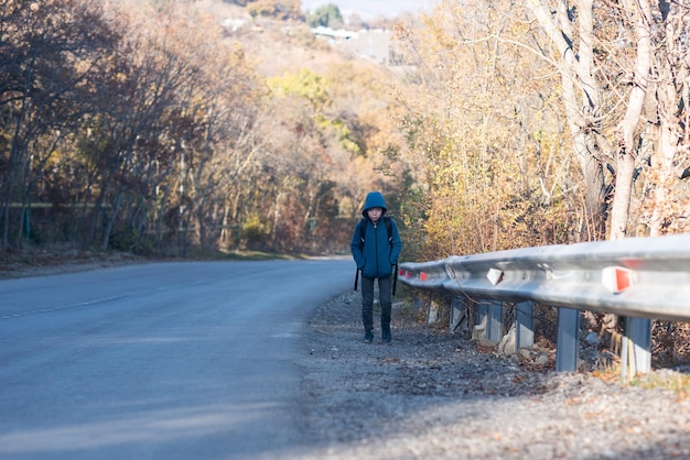 Un petit enfant marche seul le long de la route et pleure s'est enfui de la maison Famille