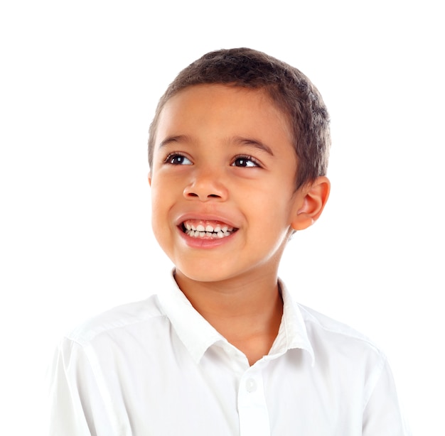 Petit enfant pensif avec t-shirt