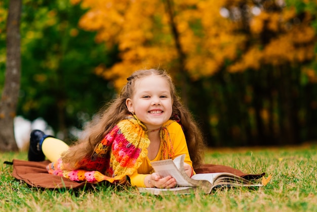 Petit enfant, petite fille riant et jouant à l'automne sur la promenade dans la nature à l'extérieur