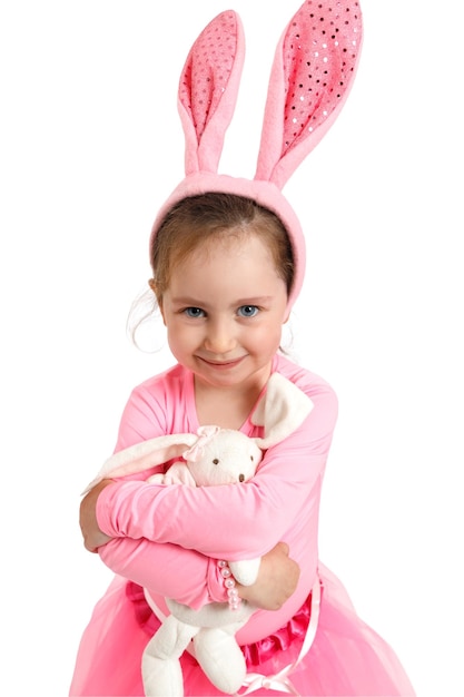 Petit enfant portant des oreilles de lapin le jour de Pâques Fille avec un lapin jouet dans sa main