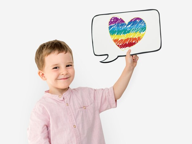 Un petit enfant portant le symbole de papier