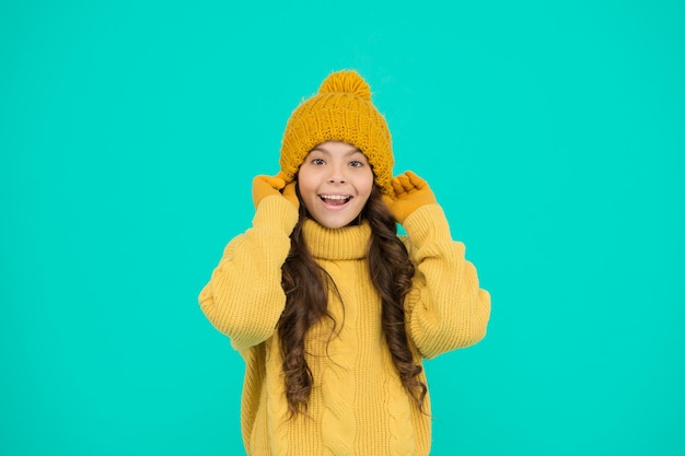 Petit enfant porter chapeau gants chandail Contrôle du climat Temps froid Jolie fille profiter de la saison hivernale Petit enfant porter un bonnet tricoté Enfance insouciante Vacances d'hiver Magasin de vêtements Collection d'hiver