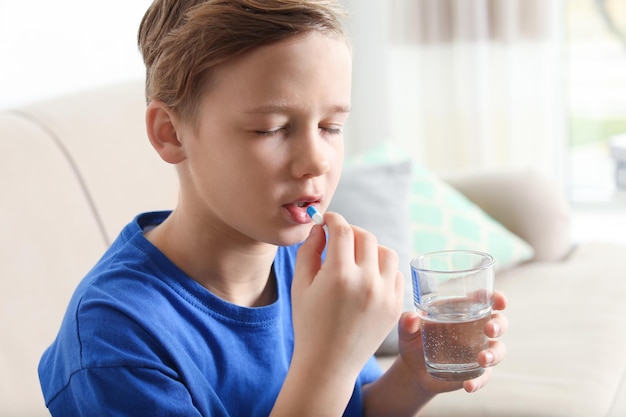 Petit enfant prenant la pilule à la maison Danger d'intoxication médicamenteuse