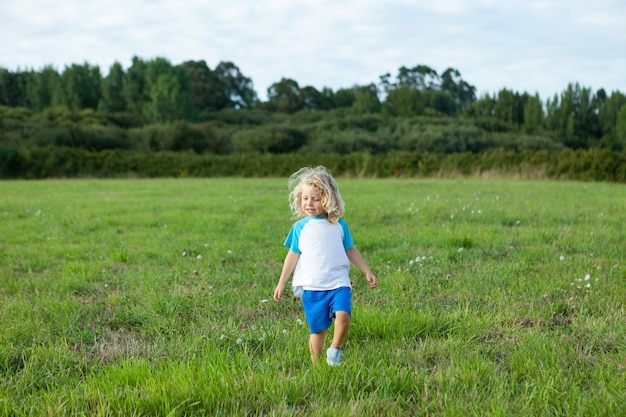 Petit enfant profitant d&#39;une journée ensoleillée