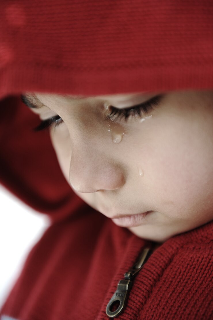 Photo petit enfant qui pleure avec un regard triste