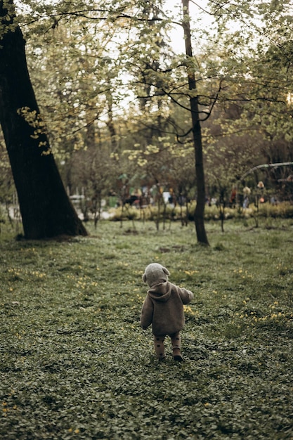 Un petit enfant qui s'est perdu dans le parc ou dans la forêt