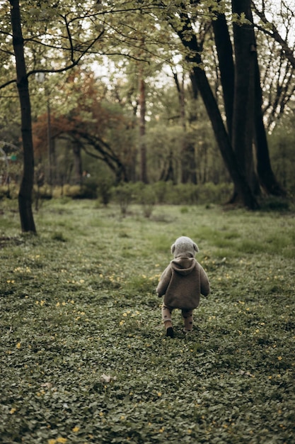 Un petit enfant qui s'est perdu dans le parc ou dans la forêt