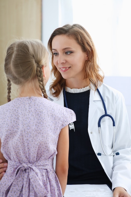 Petit enfant à la réception du pédiatre