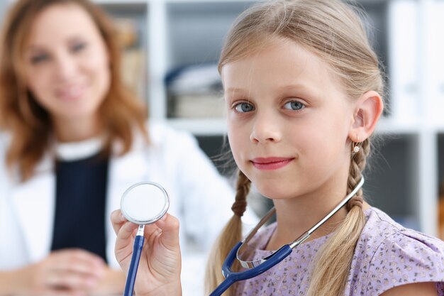 Petit enfant à la réception pédiatre