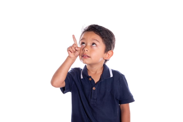 Petit enfant regardant et pointant vers le haut isolé sur fond blanc