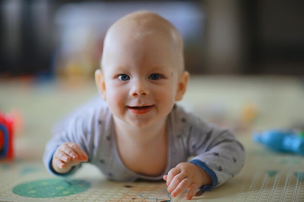 petit enfant rit en souriant un enfant joyeux