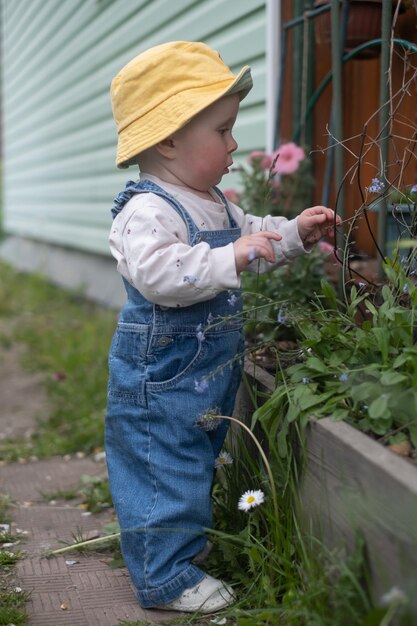 Petit enfant s'amusant et explorant la nature