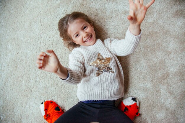 Petit enfant s'amusant avec maman sur le tapis